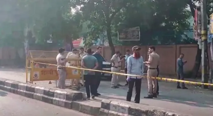 Delhi Blast: रोहिणी में CRPF स्कूल के पास ब्लास्ट, दुकानों के शीशे टूटे