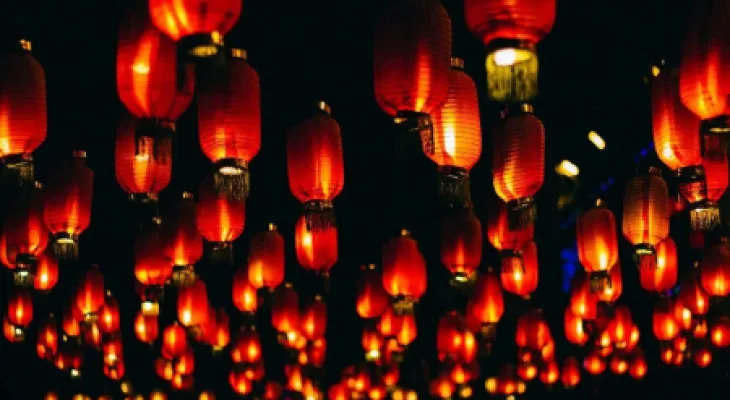 Sky Lantern Ban : मुंबई में लालटेन को उड़ाने और बेचने पर पुलिस ने लगाया बैन