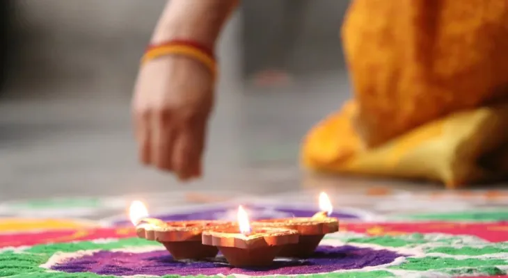 Diwali Special: दिवाली पर क्यों बनाई जाती है रंगोली, जानिए ऐतिहासिक और सांस्कृतिक महत्व