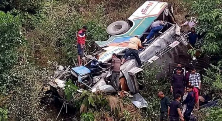 Almora Bus Accident : अल्मोड़ा में पल भर की चूक से खाई में गिरी बस, 38 लोगों की मौत