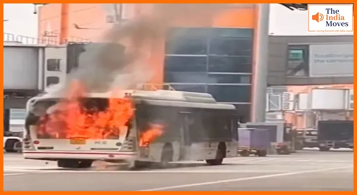IGI एयरपोर्ट पर टर्मिनल-3 पर एयर इंडिया SATS बस में लगी भीषण आग