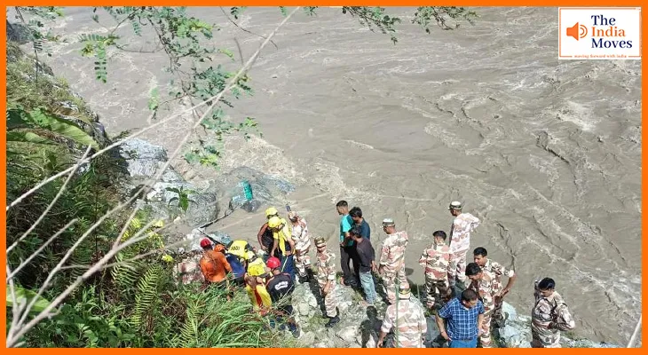 बद्रीनाथ हाईवे हादसा: अलकनंदा में गिरा ट्रैवलर