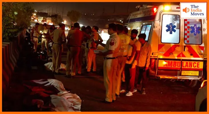 दिल्ली के मुकुंदपुर फ्लाईओवर पर बेकाबू कार ने मारी टक्कर, परिवार के तीन लोगों की हुई मौत