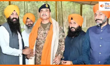 पाकिस्तान के आर्मी चीफ आसिम मुनीर को भगवा शॉल किसने और क्यों पहनाई? वीडियो वायरल