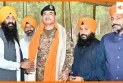 पाकिस्तान के आर्मी चीफ आसिम मुनीर को भगवा शॉल किसने और क्यों पहनाई? वीडियो वायरल