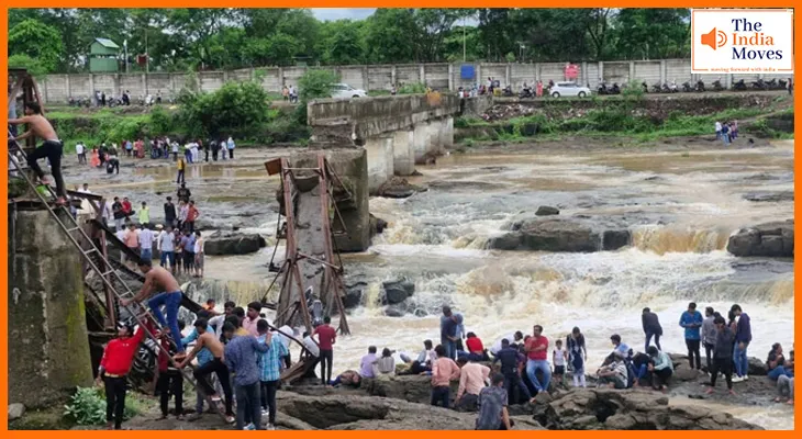 पुणे में इंद्रायणी नदी पर पुल गिरा, 20-25 पर्यटकों के बहने की आशंका