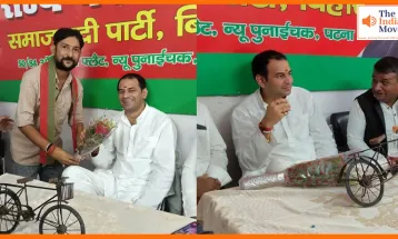 सपा कार्यालय पहुंचे तेज प्रताप यादव, बिहार की राजनीति में हलचल